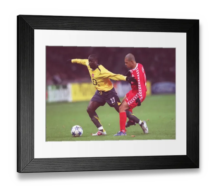 Framed Print : Emmanuel Eboue (Arsenal) Vieira Leandro (Thun). FC Thun 0: 1 Arsenal Framed Print : Emmanuel Eboue (Arsenal) Vieira Leandro (Thun). FC Thun 0: 1 Arsenal