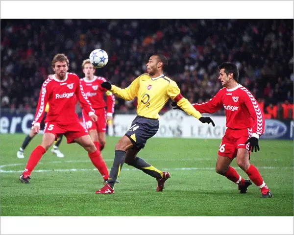 Thierry Henry (Arsenal) Selver Hodzic (Thun). FC Thun 0: 1 Arsenal