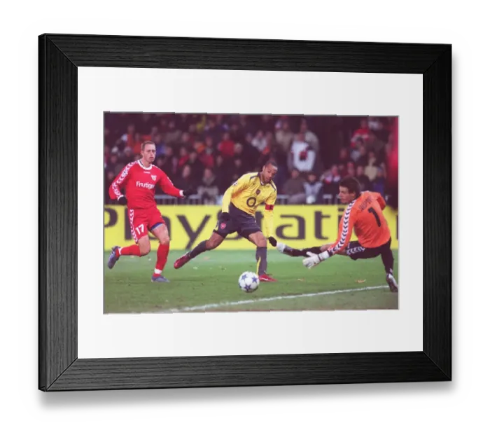 Framed Print : Thierry Henry (Arsenal) Eldin Jakupovic (Thun). FC Thun 0: 1 Arsenal Framed Print : Thierry Henry (Arsenal) Eldin Jakupovic (Thun). FC Thun 0: 1 Arsenal