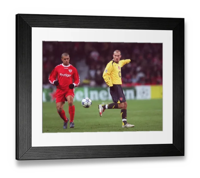 Framed Print : Freddie Ljungberg (Arsenal) Vieira Leandro (Thun). FC Thun 0: 1 Arsenal
