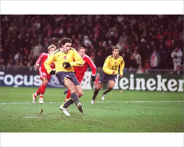 Robert Pires scores Arsenals goal from the penalty spot. FC Thun 0: 1 Arsenal