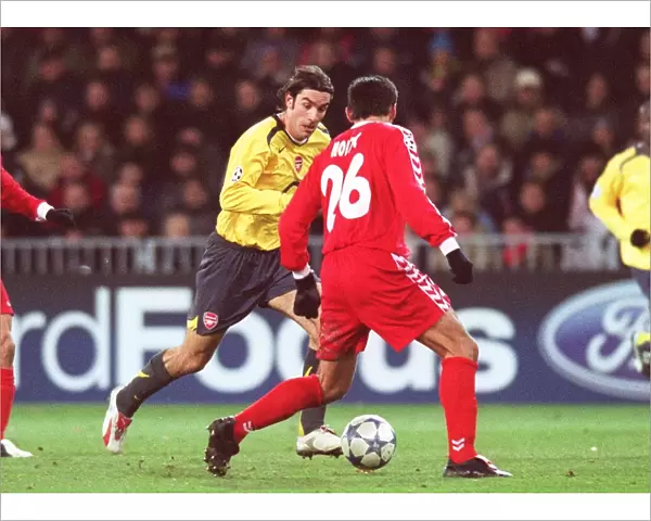 Robert Pires (Arsenal) Selver Hodzic (Thun). FC Thun 0: 1 Arsenal