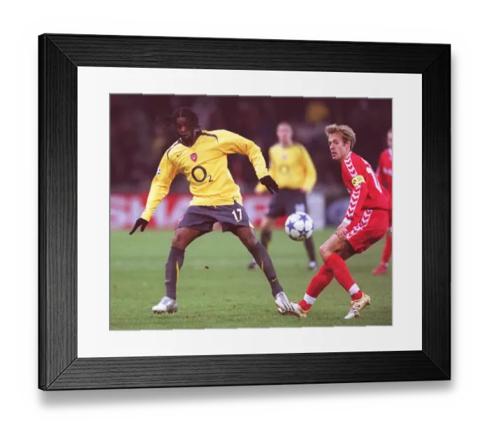 Framed Print : Alex Song (Arsenal) Silvan Aegerter (Thun). FC Thun 0: 1 Arsenal Framed Print : Alex Song (Arsenal) Silvan Aegerter (Thun). FC Thun 0: 1 Arsenal