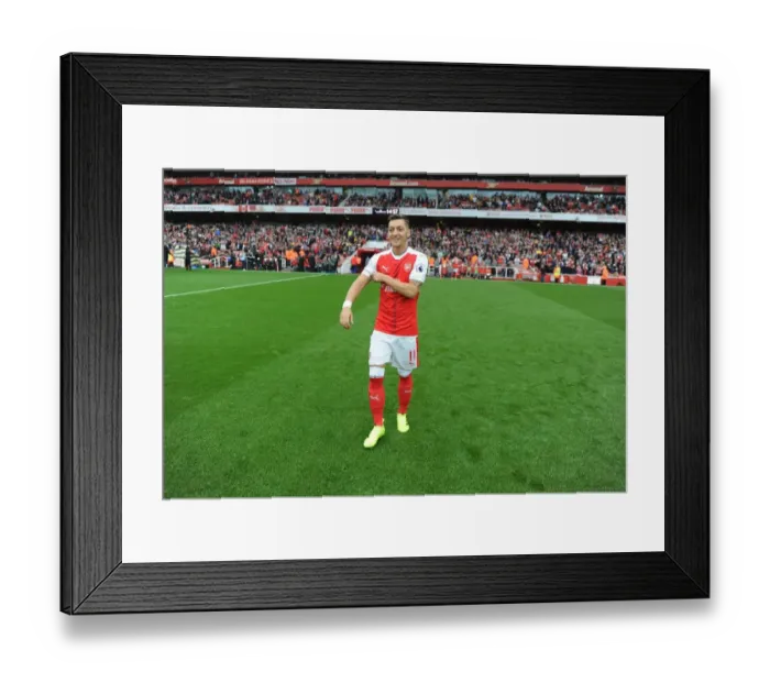 Framed Print : Mesut Ozil: Arsenal's Focused Star Readies for Arsenal vs Southampton (Premier League 2016-17)