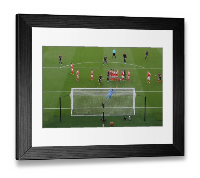 Framed Print : Tadic's Stunning Free Kick: Southampton Stuns Arsenal at Emirates (2016-17)