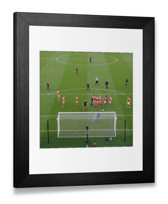 Framed Print : Tadic's Stunner: Southampton Shocks Arsenal with Free Kick Goal