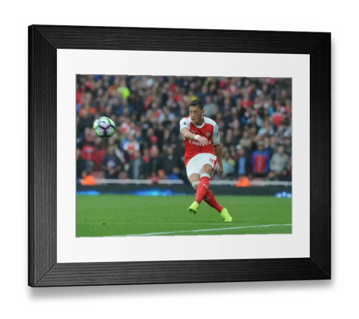Framed Print : Mesut Ozil in Action: Arsenal vs Southampton, Premier League 2016-17