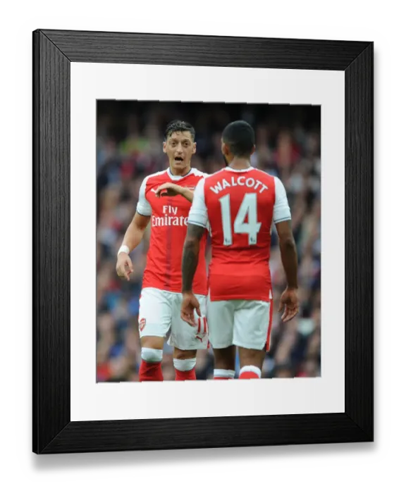 Framed Print : Arsenal's Ozil and Walcott in Action: Arsenal vs. Southampton (2016-17)