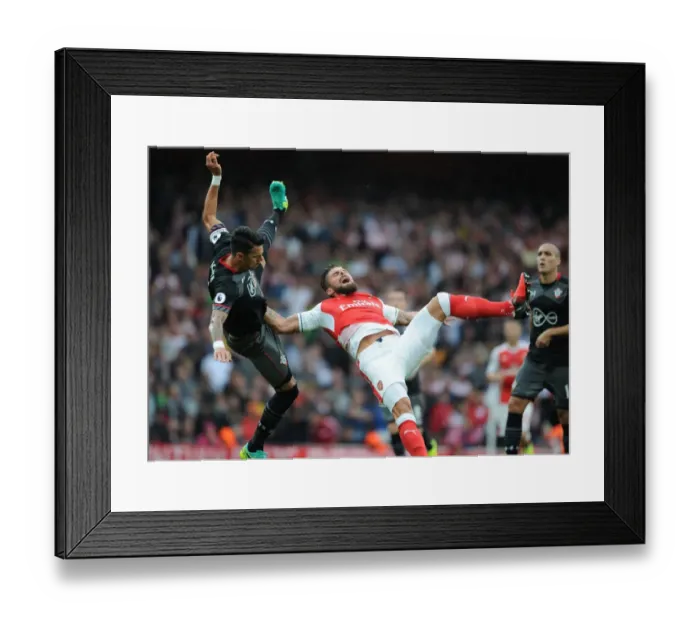 Framed Print : Giroud's Relentless Pursuit: Arsenal vs Southampton (2016-17)