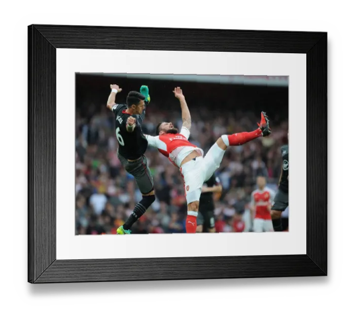 Framed Print : Giroud's Unyielding Chase: Arsenal vs Southampton (2016-17) Framed Print : Giroud's Unyielding Chase: Arsenal vs Southampton (2016-17)