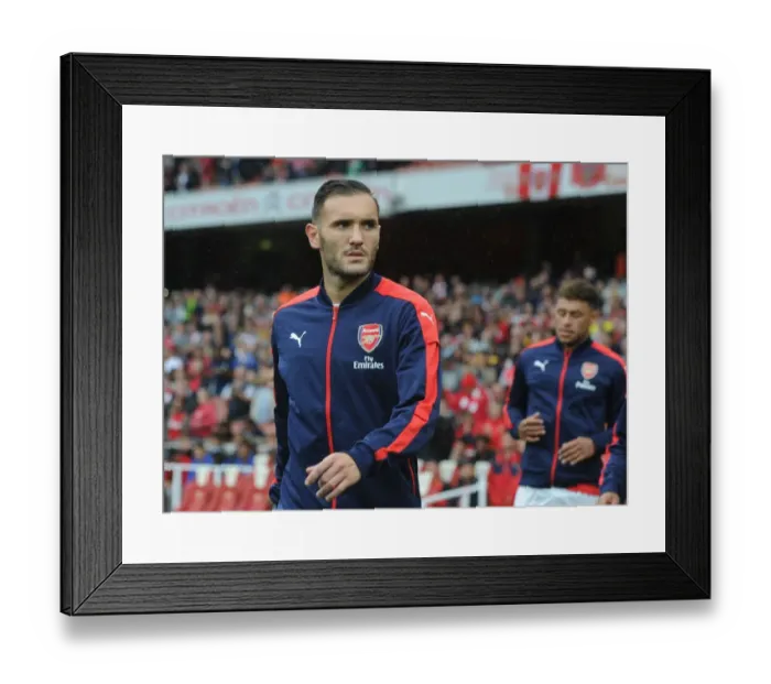 Framed Print : Lucas Perez Readies for Arsenal vs. Southampton (2016-17) Framed Print : Lucas Perez Readies for Arsenal vs. Southampton (2016-17)