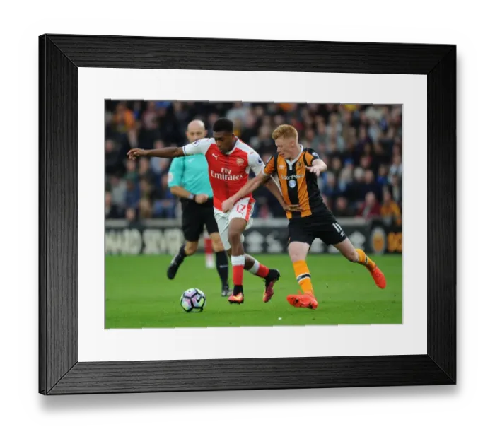 Framed Print : Arsenal's Alex Iwobi vs. Hull's Sam Clucas: A Premier League Battle at KCOM Stadium