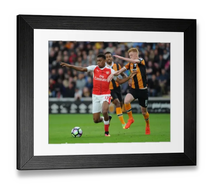 Framed Print : Clash of the Midfield: Iwobi vs. Clucas in Hull vs. Arsenal Premier League Showdown