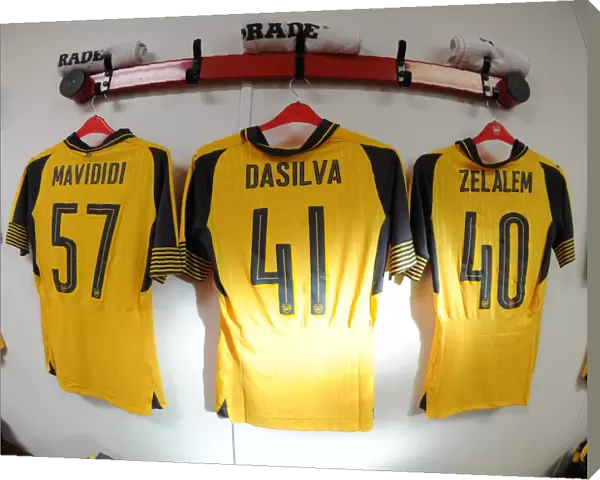 Stephy Mavididi, Josh Dasilva and Gedion Zelalem (Arsenal) shirts in the changingroom