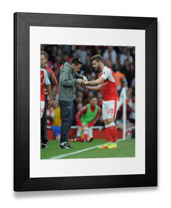 Framed Print : Arsenal vs Chelsea: Mustafa Injured - Premier League 2016-17