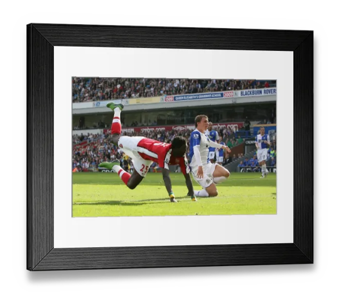 Framed Print : Emmanuel Adebayor heads past Paul Robinson to score Framed Print : Emmanuel Adebayor heads past Paul Robinson to score