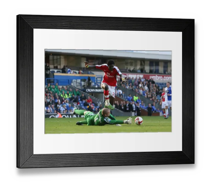 Framed Print : Emmanuel Adebayor shoots past Paul Robinson to score Framed Print : Emmanuel Adebayor shoots past Paul Robinson to score