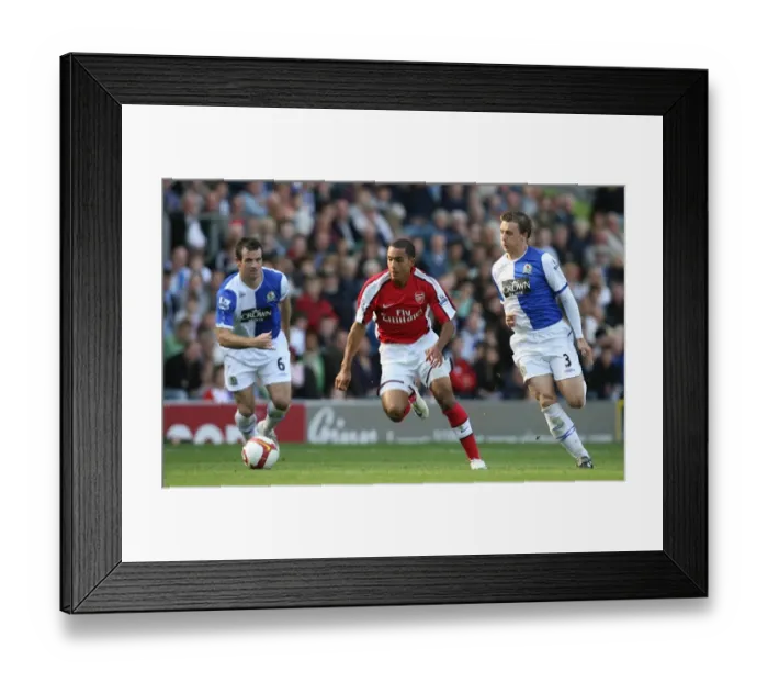 Framed Print : Theo Walcott (Arsenal) Stephen Warnock and Ryan Nelson (Blackburn)
