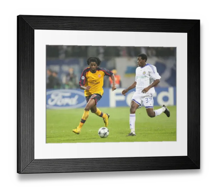 Framed Print : Alex Song (Arsenal) Ayila Yussuf (Dynamo Kiev)