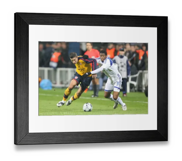 Framed Print : Robin van Persie (Arsenal) Betao (Dynamo Kiev) Framed Print : Robin van Persie (Arsenal) Betao (Dynamo Kiev)