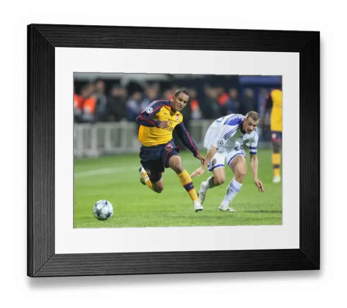 Framed Print : The Battle of Walcott: 1:1 Stalemate between Arsenal's Theo and Dynamo Kiev's Nesmachniy in Champions League Group G