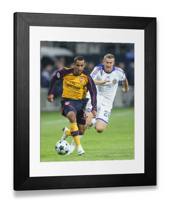 Framed Print : Theo Walcott (Arsenal) Andriy Nesmachniy (Dynamo Kiev) Framed Print : Theo Walcott (Arsenal) Andriy Nesmachniy (Dynamo Kiev)