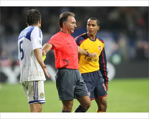 Theo Walcott (Arsenal) confronts Ognjen Vukojevic (Dynamo Kiev)
