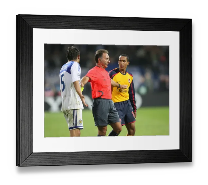 Framed Print : Theo Walcott (Arsenal) confronts Ognjen Vukojevic (Dynamo Kiev) Framed Print : Theo Walcott (Arsenal) confronts Ognjen Vukojevic (Dynamo Kiev)
