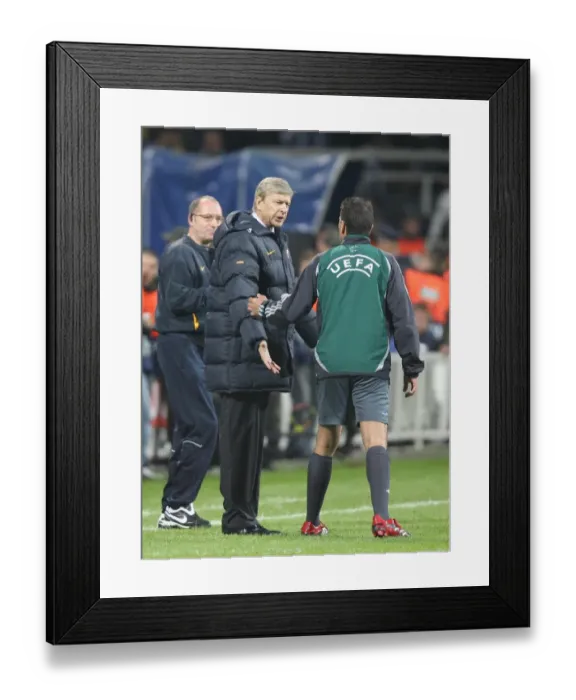 Framed Print : Arsenal manager Arsene Wenger talks with 4th Official