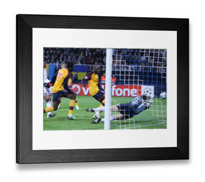 Framed Print : William Gallas shoots past Kiev goalkeeper Stanislav Framed Print : William Gallas shoots past Kiev goalkeeper Stanislav