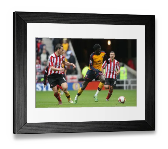 Framed Print : Emmanuel Adebayor (Arsenal) Dean Whitehead (Sunderland)