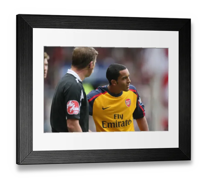 Framed Print : Theo Walcott's Disallowed Goal: A Controversial Moment in Arsenal's 1:1 Draw with Sunderland (2008)