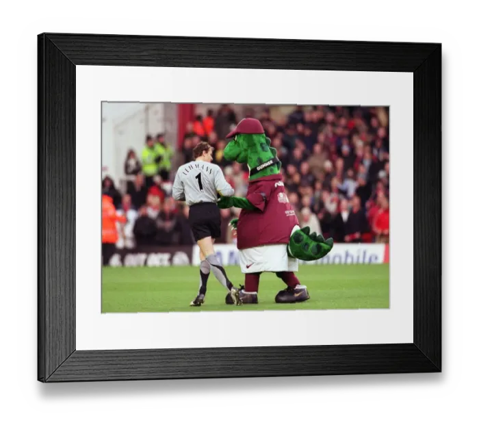 Framed Print : Jens Lehmann (Arsenal) with Gunner before the match Framed Print : Jens Lehmann (Arsenal) with Gunner before the match