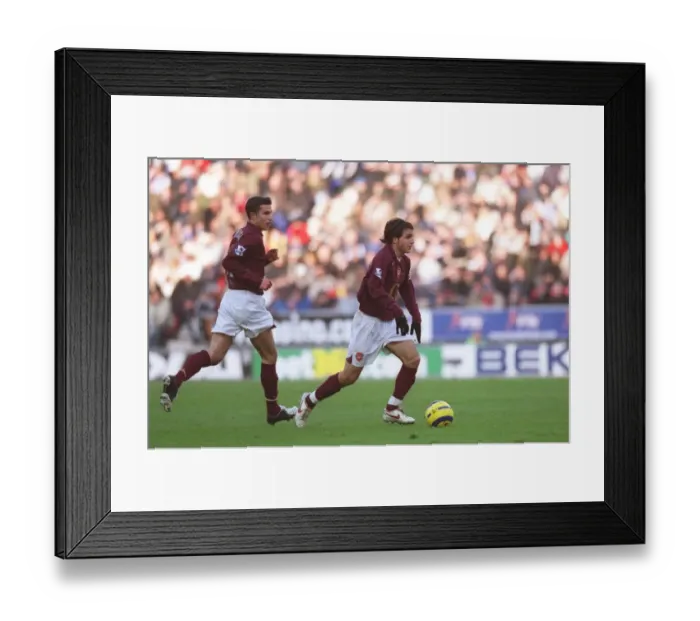 Framed Print : Cesc Faregas and Robin van Persie (Arsenal) Framed Print : Cesc Faregas and Robin van Persie (Arsenal)