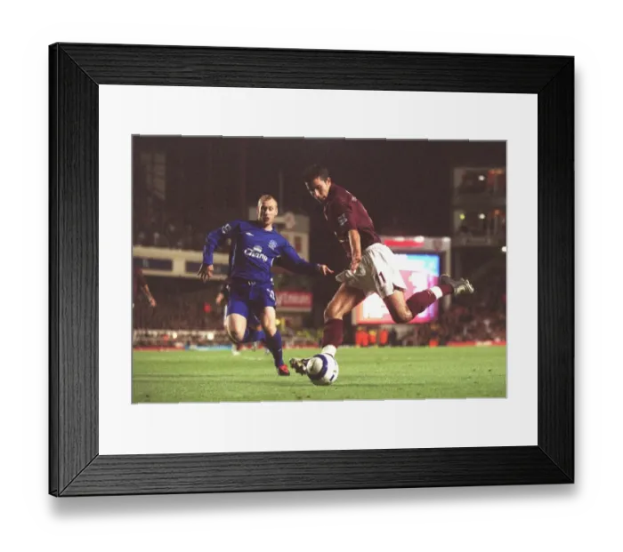 Framed Print : Robin van Persie (Arsenal) Tony Hibbert (Everton). Arsenal 2: 0 Everton Framed Print : Robin van Persie (Arsenal) Tony Hibbert (Everton). Arsenal 2: 0 Everton