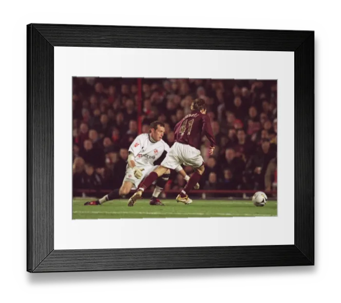 Framed Print : Arturo Lupoli rounds Grah Stack (Reading) to score Arsenals 3rd goal