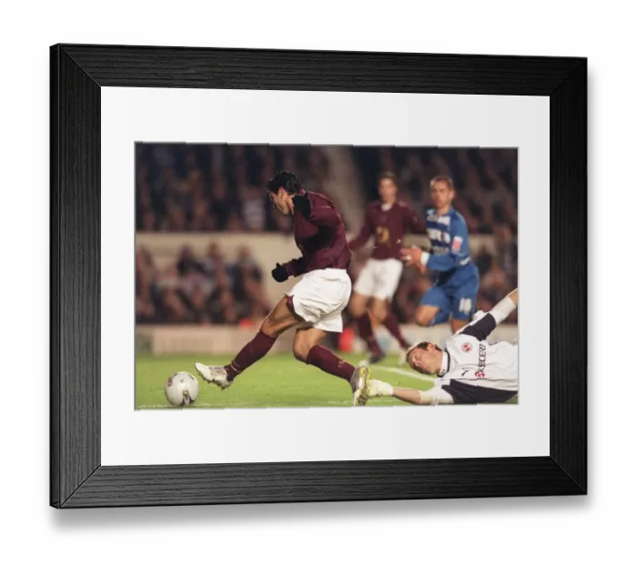 Framed Print : Jose Reyes rounds Graham Stack (Reading) to score Arsenals 1st goal Framed Print : Jose Reyes rounds Graham Stack (Reading) to score Arsenals 1st goal