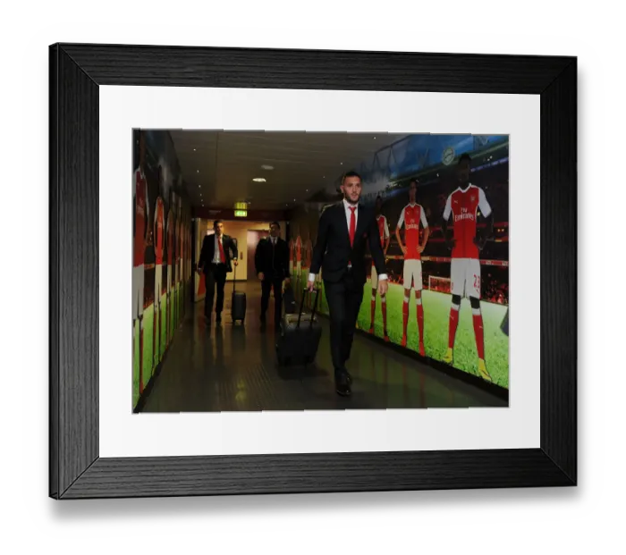 Framed Print : Arsenal's Lucas Perez Heads to the Changing Room Before Arsenal vs Swansea City (2016-17) Framed Print : Arsenal's Lucas Perez Heads to the Changing Room Before Arsenal vs Swansea City (2016-17)
