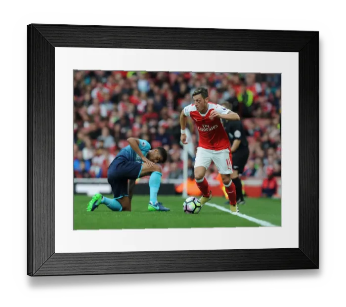 Framed Print : Mesut Ozil in Action: Arsenal vs Swansea City, Premier League 2016-17