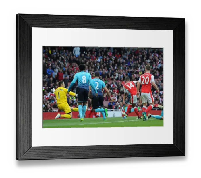 Framed Print : Theo Walcott Scores Arsenal's Second Goal Against Swansea City (2016-17) Framed Print : Theo Walcott Scores Arsenal's Second Goal Against Swansea City (2016-17)