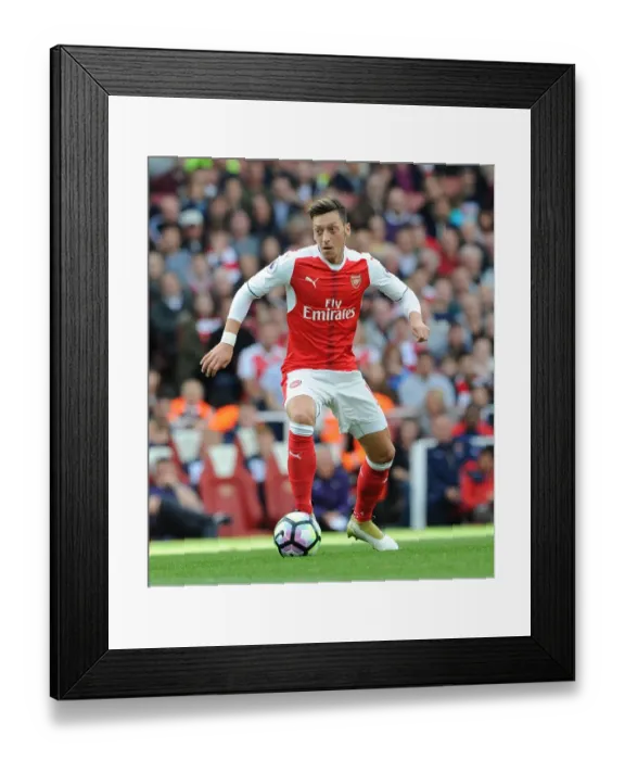 Framed Print : Mesut Ozil: Arsenal vs Swansea City (2016-17) Framed Print : Mesut Ozil: Arsenal vs Swansea City (2016-17)