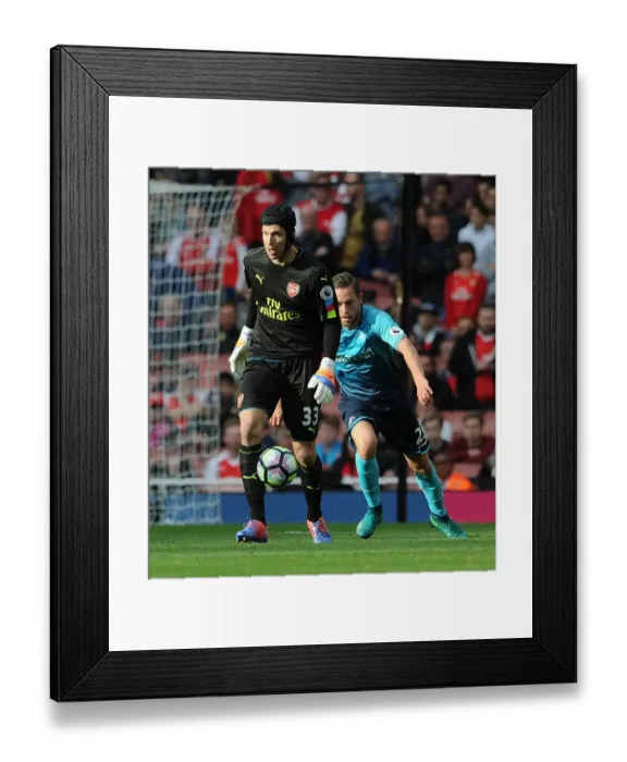 Framed Print : Petr Cech vs Gylfi Sigurdsson: A Premier League Battle at the Emirates