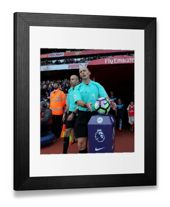 Framed Print : Mike Dean Readies for Arsenal v Middlesbrough Clash (2016-17)