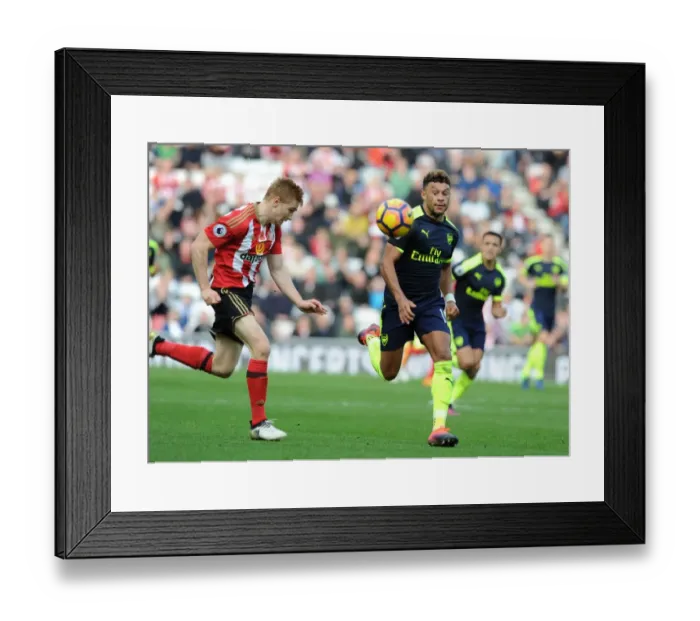 Framed Print : Arsenal's Oxlade-Chamberlain Outmaneuvers Sunderland's Watmore in Premier League Clash (October 2016) Framed Print : Arsenal's Oxlade-Chamberlain Outmaneuvers Sunderland's Watmore in Premier League Clash (October 2016)