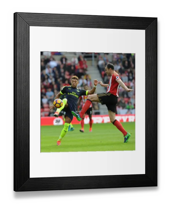 Framed Print : Arsenal's Alex Oxlade-Chamberlain Outmaneuvers Sunderland's John O'Shea Framed Print : Arsenal's Alex Oxlade-Chamberlain Outmaneuvers Sunderland's John O'Shea