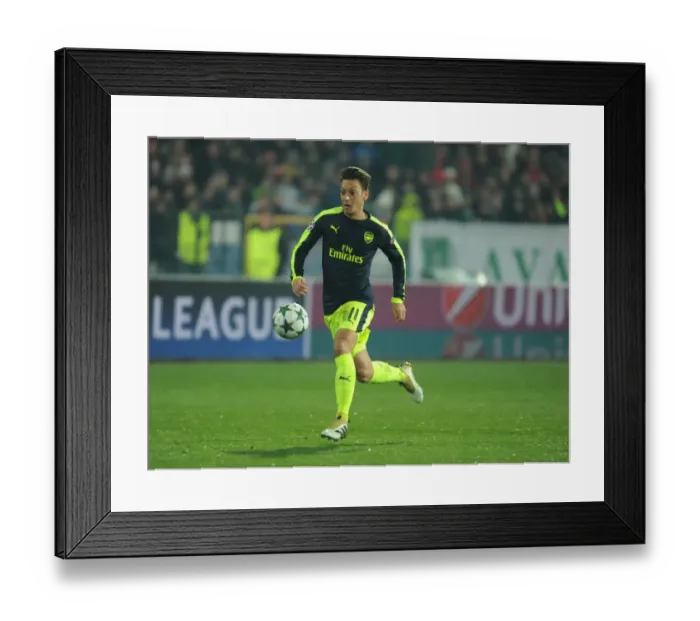 Framed Print : Mesut Ozil in Action: Arsenal vs Ludogorets Razgrad, UEFA Champions League 2016-17 Framed Print : Mesut Ozil in Action: Arsenal vs Ludogorets Razgrad, UEFA Champions League 2016-17