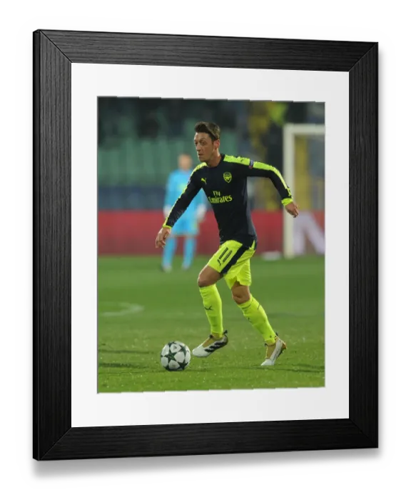 Framed Print : Mesut Ozil in Action: Arsenal vs Ludogorets Razgrad, UEFA Champions League, 2016 Framed Print : Mesut Ozil in Action: Arsenal vs Ludogorets Razgrad, UEFA Champions League, 2016