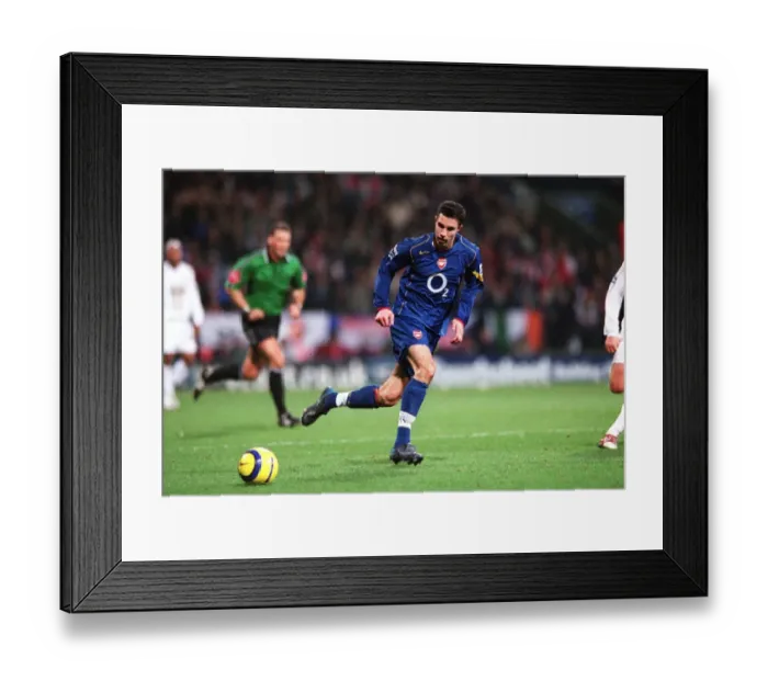Framed Print : Robin van Persie (Arsenal). Bolton Wanderers 1: 0 Arsenal