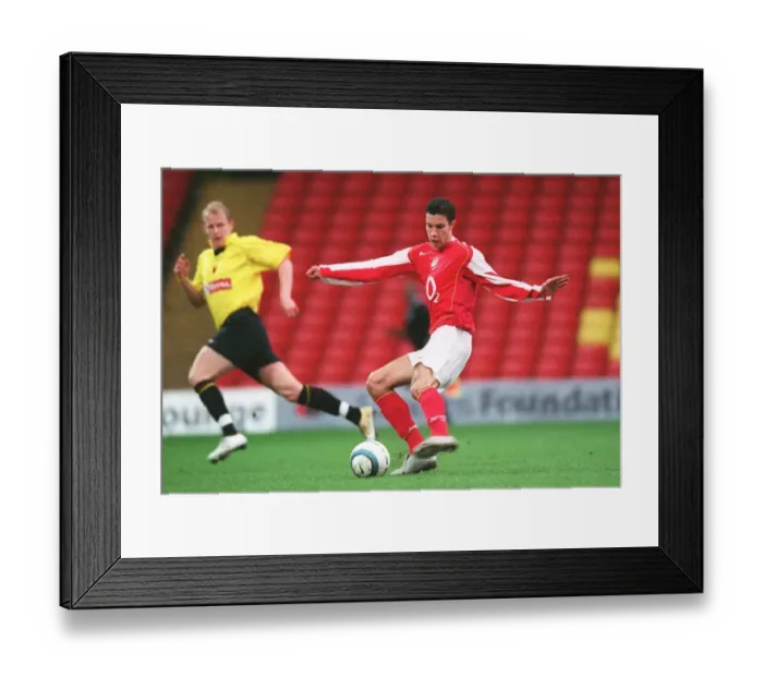 Framed Print : Robin van Persie (Arsenal) passes to Aliadiere for the 1st goal Framed Print : Robin van Persie (Arsenal) passes to Aliadiere for the 1st goal