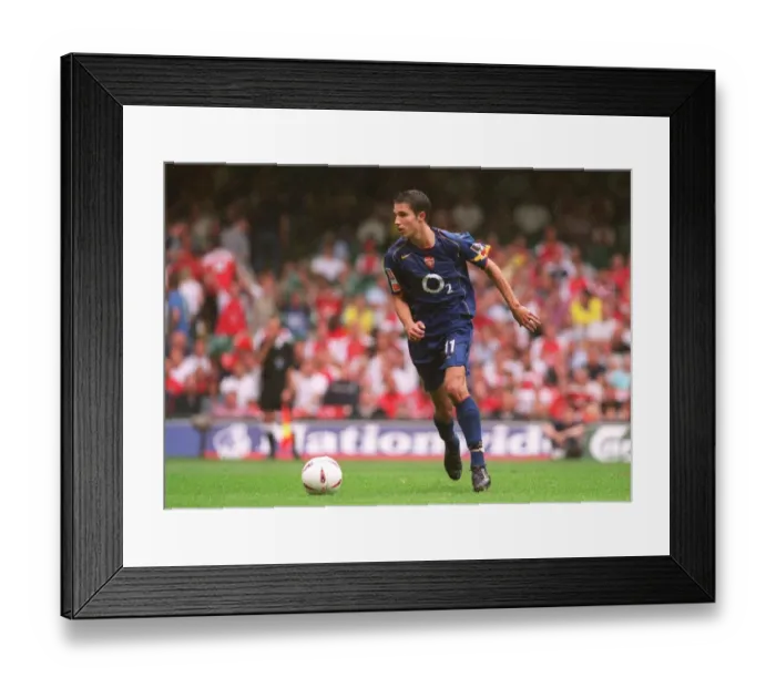 Framed Print : Arsenal's Robin van Persie Scores the Winning Goal Against Manchester United in FA Community Shield (8 / 8 / 04) Framed Print : Arsenal's Robin van Persie Scores the Winning Goal Against Manchester United in FA Community Shield (8 / 8 / 04)